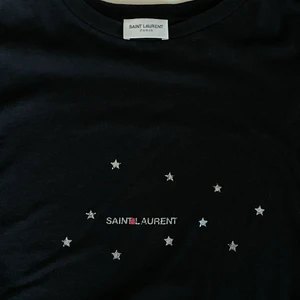 Saint Laurent T-shirt stl XS - SÅ snygg T-shirt från Saint Laurent i stl XS. Använd ett fåtal gånger. Köpt för 4500kr Gratis frakt!