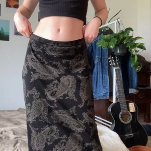 Svart vintage kjol - En kjol med supercoolt mönster som jag hittade secondhand!! Säljer då den tyvärr är lite för stor för mig :( Har xs/s så passar någon med lite större storlek, annars är det nog ganska enkelt att sy in den i midjan!