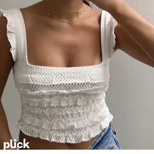 Svart populär top från zara - LÄGGER UT IGEN PGA OSERIÖS KÖPARE!                       Säljer denna top från zara som på första bilden (lånad bild) fast i SVART (se bild 2-3)! Köpt i storlek S, aldrig använd! Frakt ingår i pris!