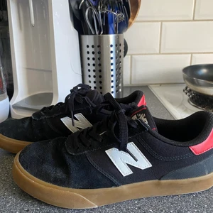 New Balance skor - inpincip helt nya new balance skor, storlek 39. säljer pågrund av att jag ångrat mitt köp, ser slitna ut men det är modellen som är så. nypris 1100kr 