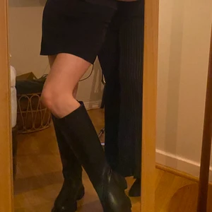 Svarta boots - Jättefina svarta boots som passar perfekt till kjol eller klänning! Från Gina tricot i storlek 39 men passar mig som har 38-39💙 använda nån gång! Köpta för 699kr mitt pris: 350kr