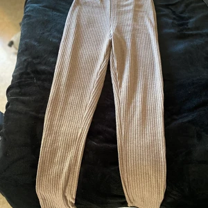 Byxor - Mysbyxor i en beige färg