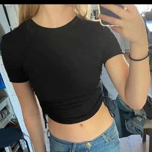 ZaraTopp - Kortare svart t-shirt med scrunch på sidorna! oanvänd med prislappen kvar.