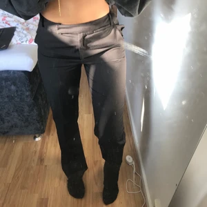 Kostymbyxor - Världens finaste straight kostymbyxor i tall modell köpta på asos. (Osäker om jag ska sälja, men tänkte kolla intresset). Jag är ca 173 cm och de är väldigt långa på mig, frakt betalas av köparen :)
