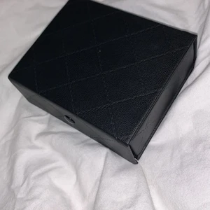 Halsband  - Här säljer jag två jätte fina halsband som tyvärr inte kommer till användning kan sälja separat fast då tillkommer tyvärr inte paketet. Köper man båda får man ett förvaringspaket med. 50 st . 100 tillsammans. + frakt .