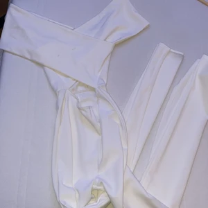 Byxdress  - Den här fina byxdressen använde jag på min student, endast använd vid det tillfället. Jag kommer nog inte hitta fler tillfällen att använda den och därför säljer jag den! Nypris 399kr