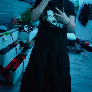 Lång svart kjol  - Köpte från h&m 2020 men har knappt används<3