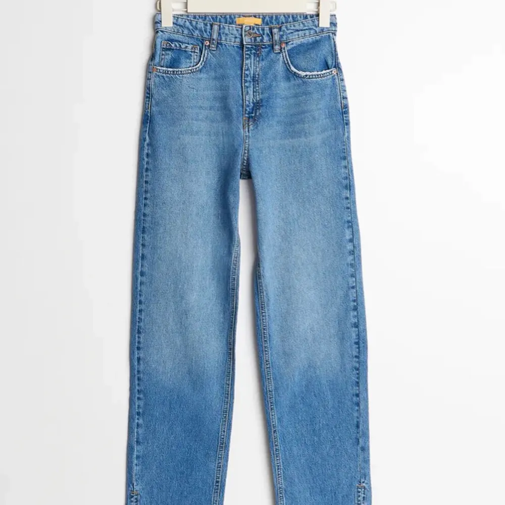 Säljer dessa straight jeans med slits nedtill ifrån young gina, säljer pga lite stora och kommer ej till användning tyvärr:( den är super fina och knappt använda. Säljer för 200kr +frakt, priset kan diskuteras vid snabb och smidig affär💕. Jeans & Byxor.