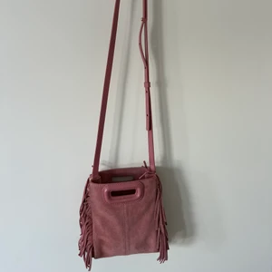 maje väska mini - superfin väska från maje som är använd typ tre gånger men har en fläck på baksidan som jag inte vet vad den kommer från☺️ däremot är den helt ren på framsidan!💖nypris 2000kr