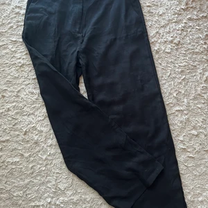 Raka kostymbyxor - Ett par raka kostymbyxor med slits från h&m endast använda en gång.