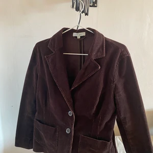 Brun Manchesterkavaj strlk S-M - En brun kavaj i Manchestertyg! Perfekt till våren. Köpt second hand men inte sliten!