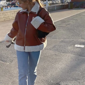 Pilotjacka - Intressekoll på den här fina jackan från Gina Tricot. I fint skick 🌷