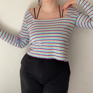 Flerfärgad topp i storlek M/L - Flerfärgad topp från Beyond Retro med fyrkantig ringning och lång ärm i storlek M/L. Utmärkt skick. 