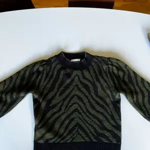 Jättefin stickad tröja från mango med zebra mönster och lite ”poffiga” axlar💚🦓