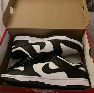 Nike Dunk - Nike Dunk Panda i storlek 40. kondition 9/10, använda fåtal gånger. Dm om det behövs fler bilder, kvittot finns . Pris kan diskuteras!