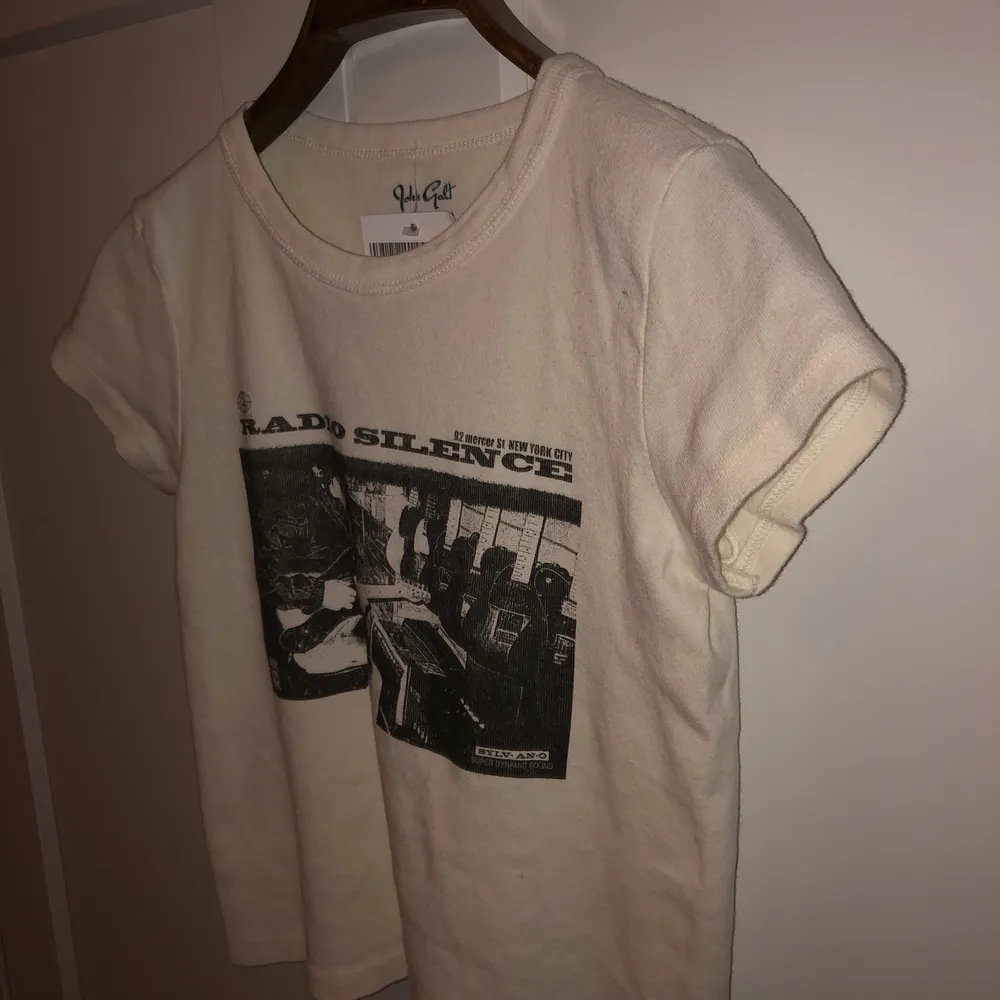 En croppad brandy Melville t-shirt som är köpt i Stockholm för 220kr. Helt oanvänd pga för liten. Strl one size och säljer den för runt 200kr . T-shirts.