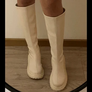 BEIGA BOOTS - säljer dessa boots då de ej kommer till användning. Aldrig använda, som nya.
