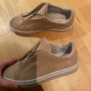 Så snygga sneakers från Axel Arigato, använda men i gott skick! Storlek 38 