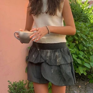 Neo noir volangkjol - Säljer denna fina volangkjol från neo noir, aldrig fått nån användning för den så i nyskick!! Såå fin både på sommaren, men även när det är kallare ute med strumpbyxor. Strl S, är 161. 220kr + 62kr frakt