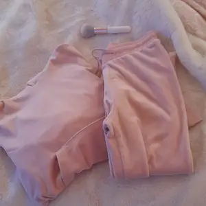 Detta ett rosa set med byxor och tröja i sammet Det finns en liten fläk fram men den syns knappt om man kollar på den tredje bilden ser man lite av den Byxorna är utsvängda längst. Ner kontakta om funderingar