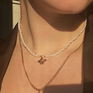 pärlhalsband - Säljer det här söta pärlhalsbandet med en ängel berlock som jag har gjort. Säljer även det andra pärlhalsbandet som syns på bild 3, det finns ett inlägg om det i min profil också om någon skulle vara intresserad av det. Betalning sker via swish och köparen står för frakten. Skriv privat för fler frågor eller fler bilder 😊👼🏼🤍
