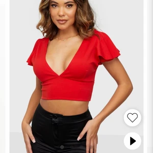 SÖKER RÖD NELLY FRILL SLEEVE TOP - SÖKER!!! Akut efter denna ”frill sleeve top” från nelly i storlek XS. Snabb affär endast vid intresse 