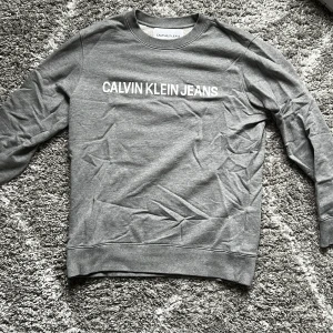 Calvin Klein Jeans sweatshirt  - Helt ny, aldrig använd! Storlek M, säljer pga för liten och hade ingen möjlighet att lämna tillbaka! Nypris 999kr. 