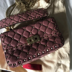 Valentino garavani spike stud väska - Kollar nu intresset för min valentino garavani spike Stud bag i storleken small! Världens finaste mauve färg! Nypris är 19000kr och den är i ny skick. Skriv vid intresse, priset kan diskuteras!💓