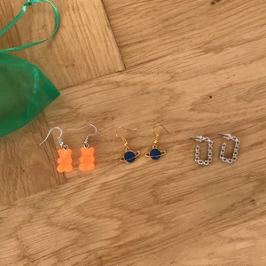 3 örhängen  - 3 par örhängen tidigare köpt på Plick aldrig använt………..ett par =10kr  två par =17kr alla =27                   Örhängen + frakt       Frakt = 24kr