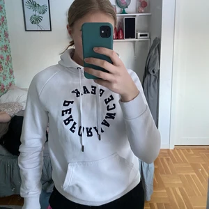 Vit peak performance hoodie  - Inköpt för nått år sen men inte speciellt använd nu det senaste året. Skulle säga att den är i bra skick, inga hål eller revor osv. Mitt pris blir 250kr ink frakt 🤩