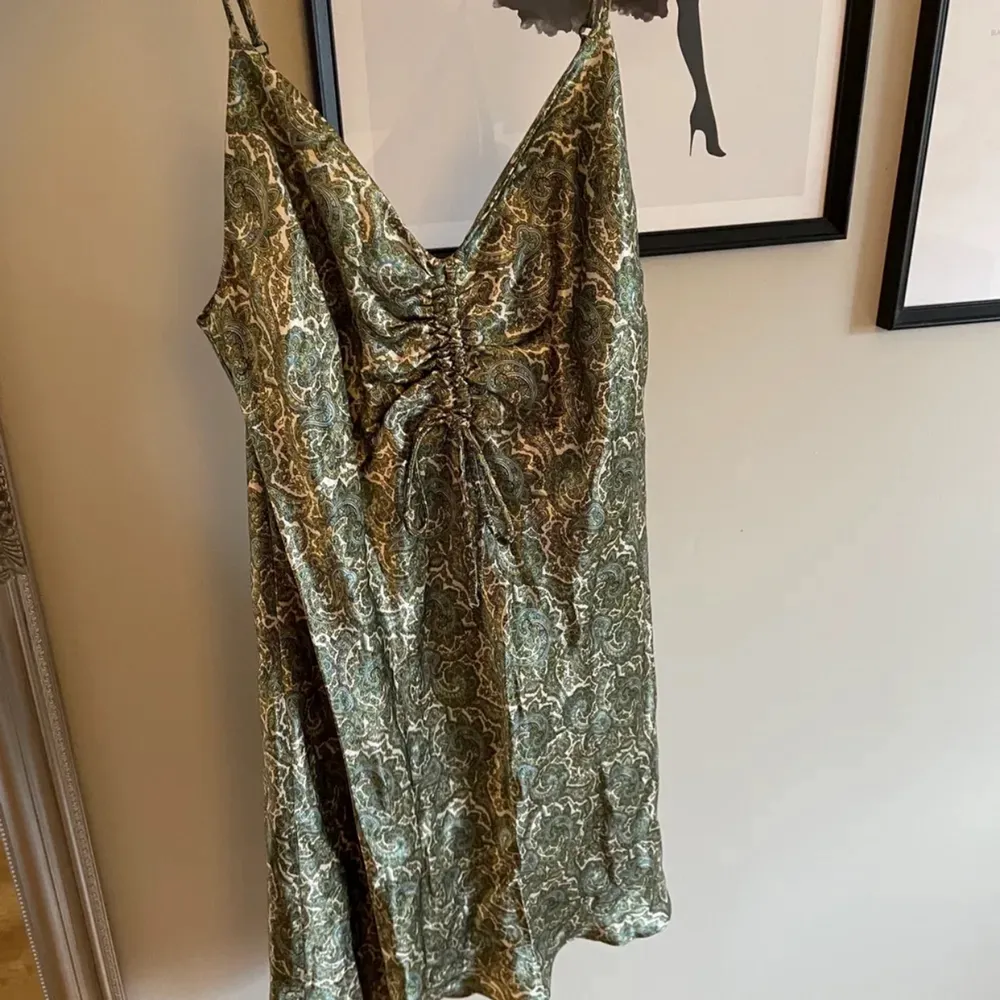 Superfin grön klänning från zara!!! Säljs för 150kr + frakt. OBS bilden är lånad. Klänningar.