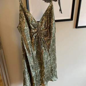 Superfin grön klänning från zara!!! Säljs för 150kr + frakt. OBS bilden är lånad