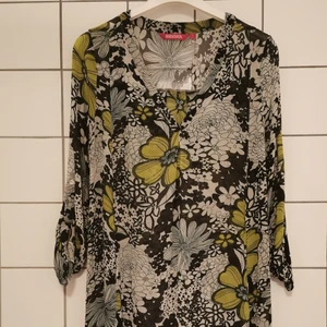 TUNIKA  - Tunika med fina detaljer. 