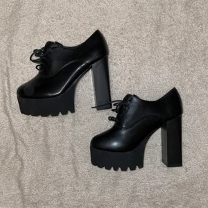 Klackskor - Aldrig använda! Storleken på skon säger 39 men jag har 38,5 o de är väldigt små på mig. Beställda från utländsk hemsida, antagligen därför storleken blivit lite off. Hund finns i hemmet!