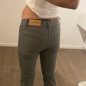 Acne jeans  - Super stiliga jeans från acne! Stl 34, jag är en 36 därav att jag inte kan stänga den då dem tyvärr blivit försmå! Frågor eller liknade är det bara o skicka !                          Kram Agnes 💛💛