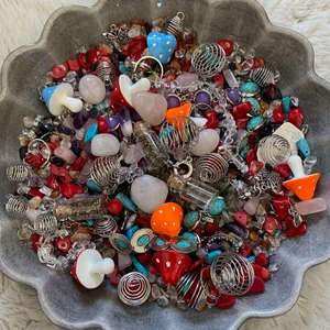 Kristall konfetti  - För varje köp (över 200kr) man gör hos oss får man en gratis skopa av denna kristall ”blandning” men om man är sugen på att bara köpa konfetti kan man göra det ! PRISER: 1 skopa = 15kr