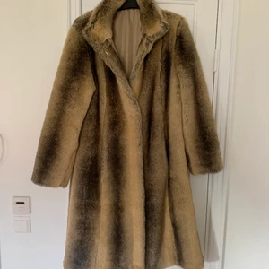 Kappa päls  - Fin fake pälsjacka i bra skick. Knappt använd. Storlek 46 sitter bra på mig som har S/M