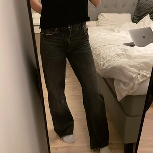 Jeans - Stentvättade jeans från zara med medelhög midja i storlek 34💞💞 köparen står för frakten☺️