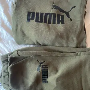 Superfint mjukisset från Puma i storlek 152. Normal passform, ser oanvänt ut. Ett par mjukisbyxor och en hoodie med luva. 🥰 Nyskick