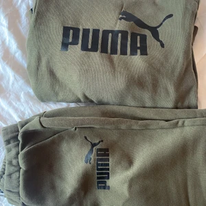 PUMA Mjukisset strl 152 - Superfint mjukisset från Puma i storlek 152. Normal passform, ser oanvänt ut. Ett par mjukisbyxor och en hoodie med luva. 🥰 Nyskick