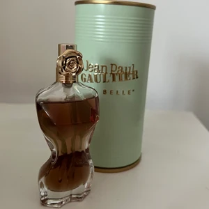 Jean Paul Gaultier La Belle 30 ml - Jean Paul Gaultier La Belle parfym 30 ml flaska. Ca 28 ml kvar. 200kr + spårbar frakt 66kr, annars finns den att hämtas upp i centrala Göteborg.