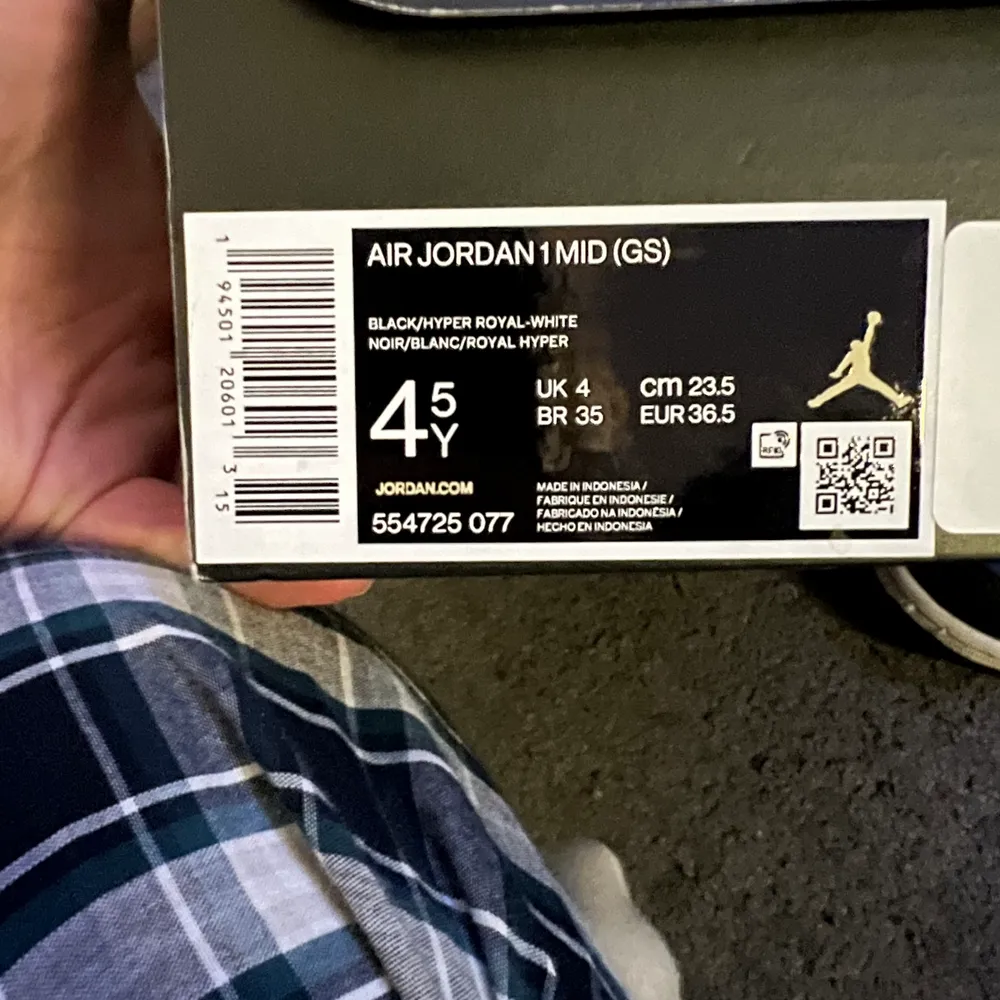 Nike air Jordan 1 mids. Köpta på restocks i maj 2021. Använda en del men varsamt använda så i bra skick utan några skavanker (creesade men inga andra skador) Betalas med Swish.. Skor.