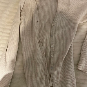 kofta - En beige superfin stickad kofta från H&M