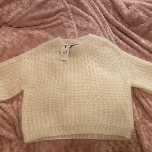 Trendig stickad bikbok tröja! (Oanvänd) - Köp inte direkt men buda gärna! Oanvänd stickad tröja från BikBok med lappen kvar. Storlek L men den är snyggast Oversized! Typ tre kvartsarm. Jag köpte den för ca 990kr.  Material: 50% Mohair 27% Akryl 23% Nylon