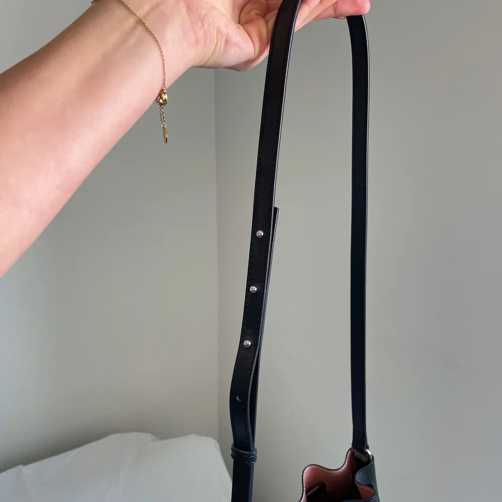 Emma bucket bag från By Malene Birgier, superfin och rymlig med ett justerbart band för önskad längd på väskan💗 nyskick och nästintill oanvänd💞 väskan är äkta (nypris ca. 3500kr). Väskor.