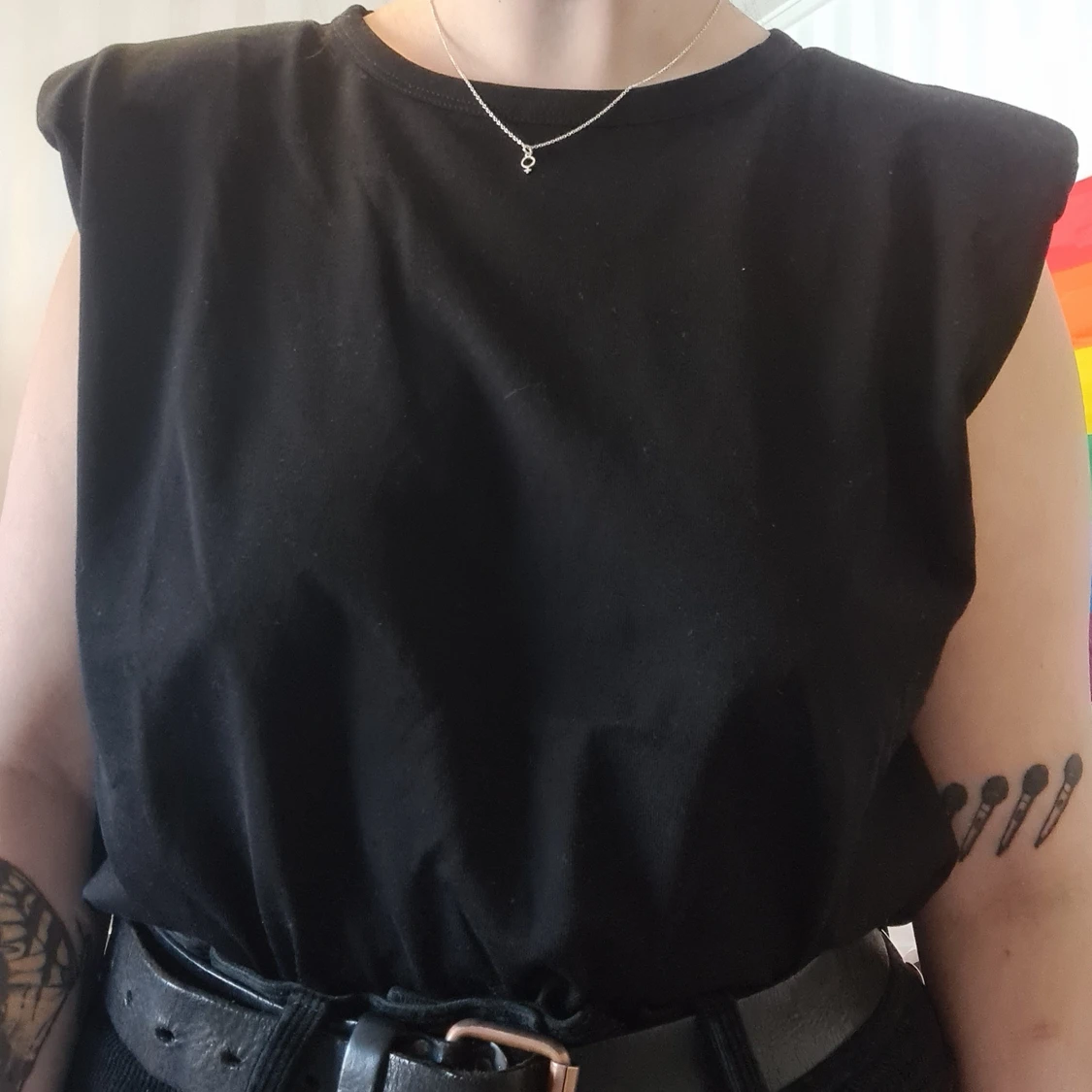 Svart topp med små "axelvaddar"