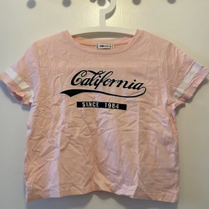 Söt tshirt - En söt T-shirt från new yorker. Babyrosa med tryck. Aldrig använd men skulle passa med ett par shorts eller en kort kjol på sommaren