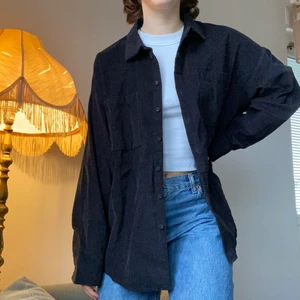 Oversized svart skjortjacka - Svart skjortjacka i manchestertyg, frakt ingår i priset