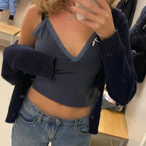 Brandy Melville blå ”amara tank” topp - V ringat linne från brandy Melville med spetts.