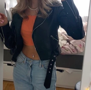 Skinnjacka storlek 34 - Jättefin skinnjacka köpt från Nelly från märket Glamorous i storlek 34. Jackan är i nyskick 💘💘 skriv vid frågor eller intresse!  (Nypris:599kr).  